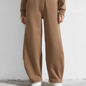 SUPESU Petite L - Cubby Barrel Leg Pants - Limited Edition Toffee Latte